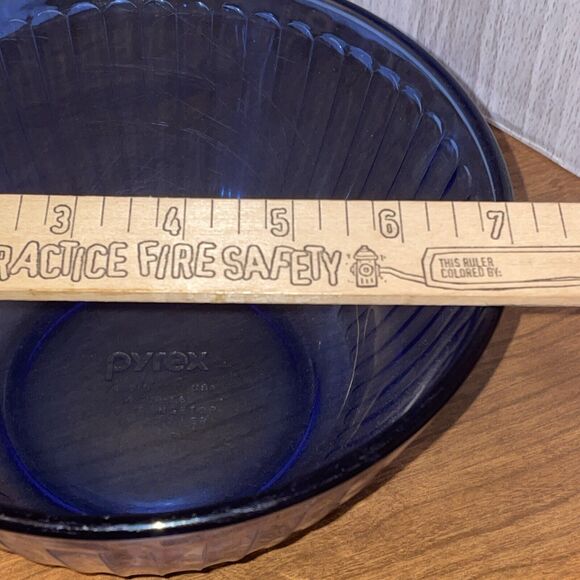 Vintage Pyrex #7402 Cobalt Blue Ribbed Mixing Bowl 6 Cup 1.5 L Scuffed Bottom - Picture 7 of 7